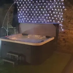 https://honeybee-cottage-with-a-log-fire-a-hot-tub.yorkshirehotels.net